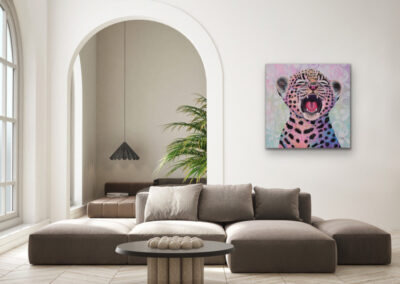 Modernes Leopard Kunstwerk Roary Sometimes über braunem Sofa mit pinker Neo Pop Art Wirkung und luxuriöser Wohnkunst ©Silke Timpe - Happy Art