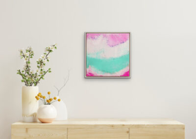 Resin-Kunstwerk „FLOW OF MEMORY“ – abstraktes Werk mit rosa und türkisfarbenen Wellen, Symbol für Erinnerung und Bewegung.