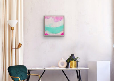 Resin-Kunstwerk „FLOW OF MEMORY“ – abstraktes Werk mit rosa und türkisfarbenen Wellen, Symbol für Erinnerung und Bewegung.