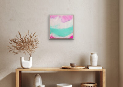 Resin-Kunstwerk „FLOW OF MEMORY“ – abstraktes Werk mit rosa und türkisfarbenen Wellen, Symbol für Erinnerung und Bewegung.