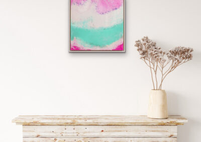 Resin-Kunstwerk „FLOW OF MEMORY“ – abstraktes Werk mit rosa und türkisfarbenen Wellen, Symbol für Erinnerung und Bewegung.