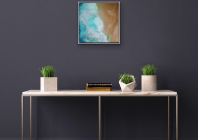 Resin-Kunstwerk „ROOTED IN ORIGIN“ – abstraktes Werk mit Sand- und Blautönen, Symbol für Ursprung, Bewegung und Beständigkeit.