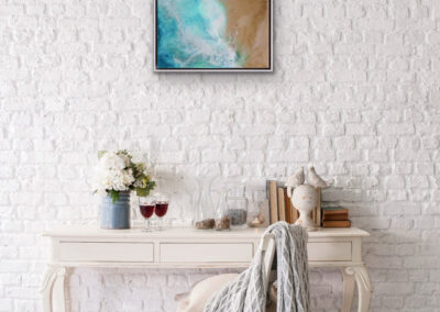 Resin-Kunstwerk „ROOTED IN ORIGIN“ – abstraktes Werk mit Sand- und Blautönen, Symbol für Ursprung, Bewegung und Beständigkeit.