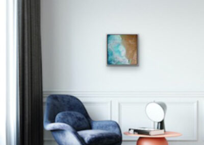 Resin-Kunstwerk „ROOTED IN ORIGIN“ – abstraktes Werk mit Sand- und Blautönen, Symbol für Ursprung, Bewegung und Beständigkeit.