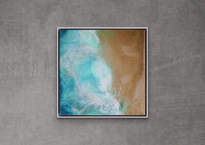 Resin-Kunstwerk „ROOTED IN ORIGIN“ – abstraktes Werk mit Sand- und Blautönen, Symbol für Ursprung, Bewegung und Beständigkeit.