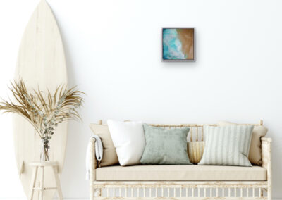 Resin-Kunstwerk „ROOTED IN ORIGIN“ – abstraktes Werk mit Sand- und Blautönen, Symbol für Ursprung, Bewegung und Beständigkeit.