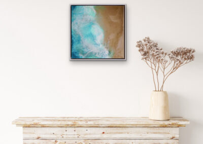 Resin-Kunstwerk „ROOTED IN ORIGIN“ – abstraktes Werk mit Sand- und Blautönen, Symbol für Ursprung, Bewegung und Beständigkeit.