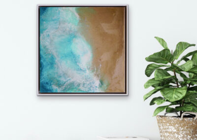 Resin-Kunstwerk „ROOTED IN ORIGIN“ – abstraktes Werk mit Sand- und Blautönen, Symbol für Ursprung, Bewegung und Beständigkeit.