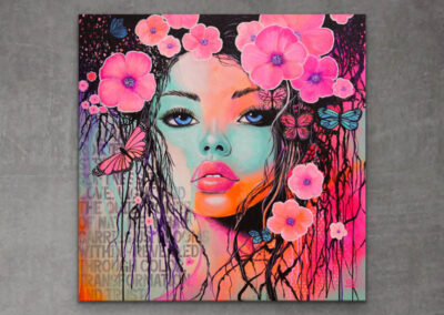 Mixed-Media-Gemälde „WHISPERS OF NATURE“ – Frauenporträt mit Blüten und Schmetterlingen, Symbol für Vertrauen, Natur und Wandel.