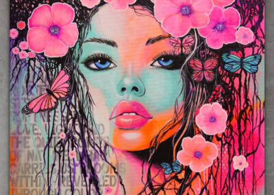 Mixed-Media-Gemälde „WHISPERS OF NATURE“ – Frauenporträt mit Blüten und Schmetterlingen, Symbol für Vertrauen, Natur und Wandel.