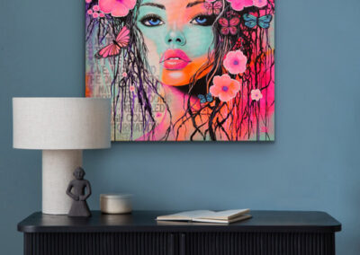 Mixed-Media-Gemälde „WHISPERS OF NATURE“ – Frauenporträt mit Blüten und Schmetterlingen, Symbol für Vertrauen, Natur und Wandel.