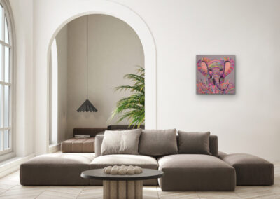 Farbenfrohes Elefanten-Gemälde im Neo-Pop-Art-Stil an einer hellen Wand in einer modernen Lounge mit einem eleganten Rundbogen und einem niedrigen Sofa.