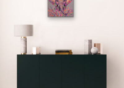 Farbstarkes Pop-Art Elefanten-Gemälde als stilvolle Wanddekoration über einem modernen, schwarzen Sideboard.