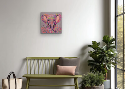 Farbstarkes Elefanten-Wandbild im Pop-Art-Stil an einer hellen Wand über einer olivgrünen Holzbank mit Kissen und einer großen Zimmerpflanze.