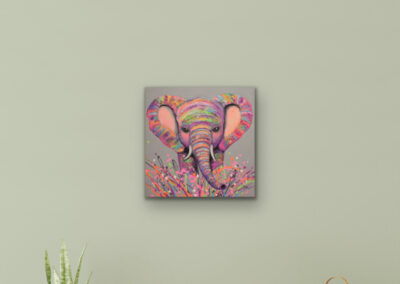 Farbenfrohes Pop-Art Kunstwerk eines Elefanten an einer salbeigrünen Wand als moderne, minimalistische Wanddekoration.