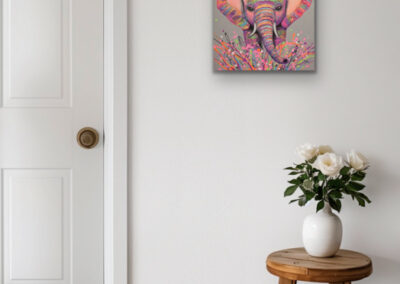 Farbstarkes Elefanten-Wandbild im Pop-Art-Stil an einer weißen Wand neben einer geschlossenen Tür über einem rustikalen Holzhocker mit weißen Blumen.