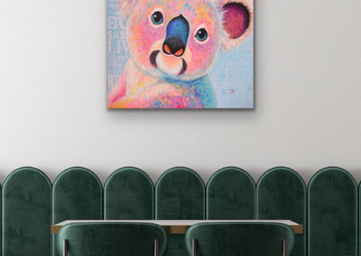 Farbstarkes Neo-Pop-Art Wandbild des Koalas aufgehängt über einer eleganten, dunkelgrünen Leder-Sitzbank in einem modernen Essbereich.