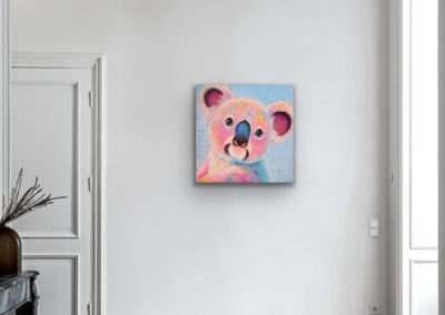 Modernes Neo-Pop-Art Gemälde des Koalas „Koala Kimo“ an einer weißen Wand in einem eleganten, hellen Raum neben einer klassischen Zimmertür.