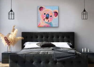 Quadratisches Kunstwerk des bunten Koalas im Neo-Pop-Art-Stil, effektvoll platziert im Schlafzimmer über einem modernen, schwarzen Bett.