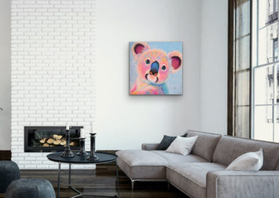 Modernes Neo-Pop-Art Koala-Gemälde „Koala Kimo“ als farbenfrohes Wandbild in einem großen, hellen Wohnzimmer mit modernem Kamin und grauem Ecksofa.