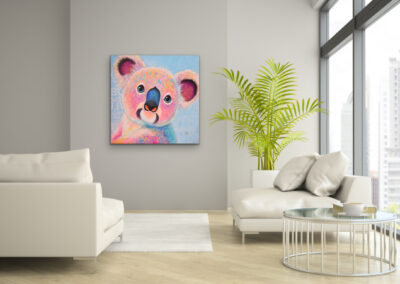 Modernes Pop-Art Koala-Gemälde als stilvolles Wandbild in einem hellen, minimalistischen Wohnzimmer direkt neben einer großen grünen Zimmerpflanze.