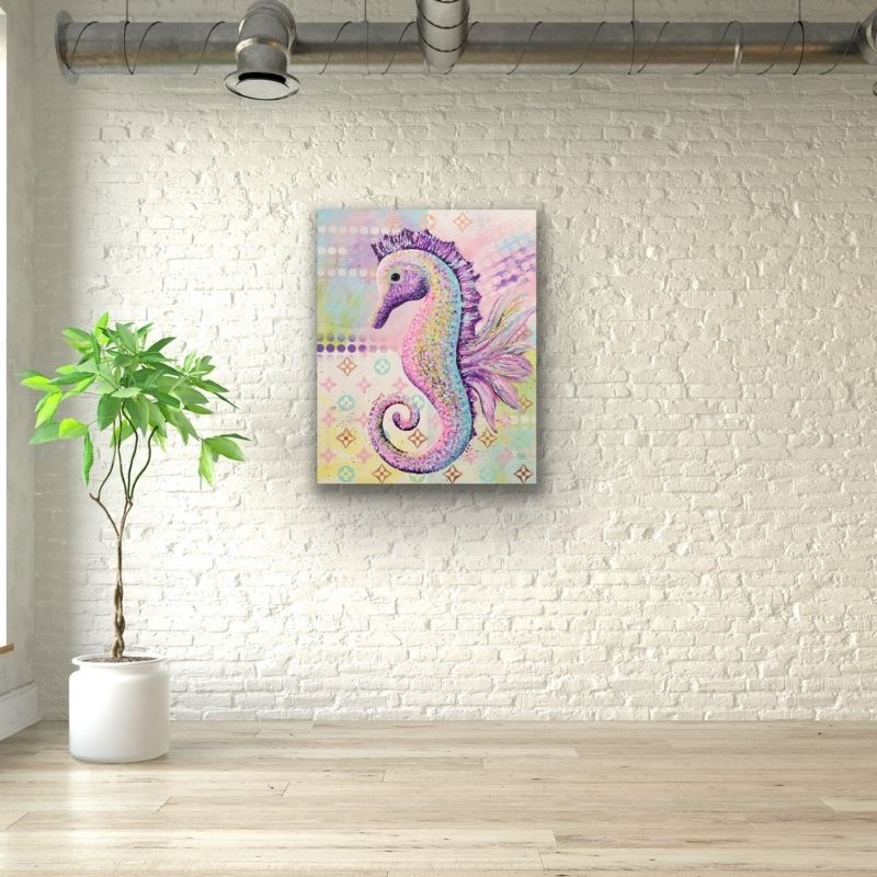 Verträumtes Neo-Pop-Art Seepferdchen Gemälde in Pastelltönen von Silke Timpe an einer weißen Backsteinwand, umgeben von einem Holzboden und einer grünen Zimmerpflanze. Das maritime Kunstwerk vermittelt Ruhe, Harmonie und ein Gefühl von Leichtigkeit, ideal für ein Badezimmer, Schlafzimmer oder einen Achtsamkeits-Raum.