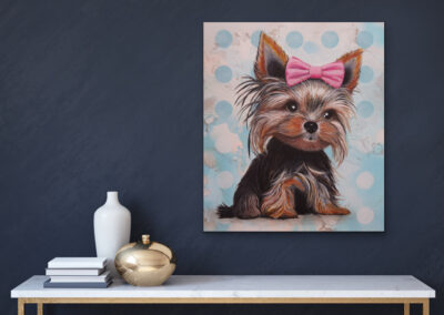Farbenfrohes Hundeportrait im Pop-Art-Stil an einer dunkelblauen Wand über einem weißen Konsolentisch mit Büchern und einer goldenen Dekovase.