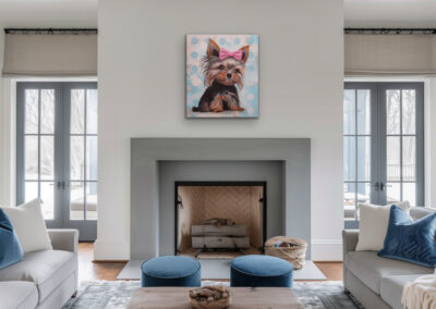 Hochformatiges Pop-Art-Gemälde eines kleinen Yorkie-Hundes mit einer rosa Schleife auf dem Kopf, aufgehängt über einem modernen grauen Kamin in einem großen, hellen Wohnzimmer.