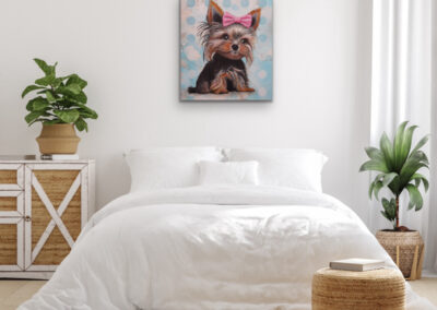 Buntes Neo-Pop-Art Hunde-Gemälde über einem gemütlichen weißen Bett in einem hellen Schlafzimmer mit grünen Zimmerpflanzen.