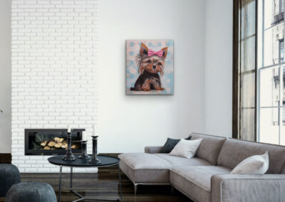 Quadratisches Wandbild eines bunten Yorkshire Terriers im Pop-Art-Stil in einem großen, hellen Wohnzimmer mit Kamin und grauem Ecksofa.