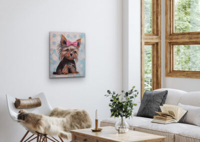 Buntes Neo-Pop-Art Gemälde eines kleinen Hundes in einem hellen, skandinavisch eingerichteten Wohnzimmer mit Couchtisch und Schaukelstuhl.