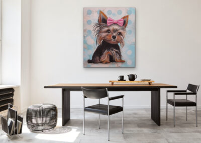 Modernes Pop-Art Hundeportrait als stilvolles Wandbild in einem minimalistischen Esszimmer über einem großen, dunklen Esstisch.