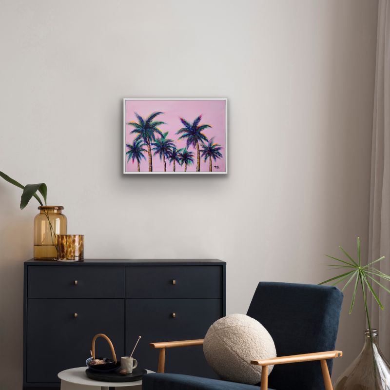Pink Palms – Modern Tropical Mood Modernes tropisches Palmenbild mit rosa Himmel über elegantem Sideboard als stilvolle Happy Art Wandkunst ©Silke Timpe - Happy Art
