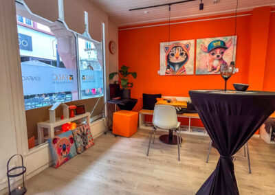 Moderne Raumdekoration mit Kunst: Zwei ausdrucksstarke Tierporträts im Neo-Pop-Art-Stil von Künstlerin Silke Timpe bringen fröhliche, positive Energie in einen lichtdurchfluteten Lounge-Bereich.
