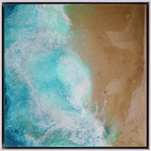 Resin-Gemälde auf Holzmalgrund von Silke Timpe – in Sand- und Blautönen, inspiriert vom Zusammenspiel von Erde und Wasser.