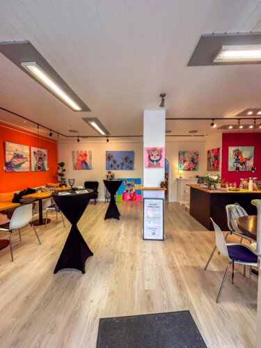 umkonzept mit moderner Kunst: Große Ausstellungsfläche zeigt die farbenfrohen Tiergemälde und abstrakten Werke im Neo-Pop-Art-Stil von Silke Timpe – ideal als Inspiration für ein harmonisches Zuhause oder Büro.