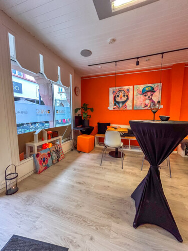 Moderne Raumdekoration mit Kunst: Zwei ausdrucksstarke Tierporträts im Neo-Pop-Art-Stil von Künstlerin Silke Timpe bringen fröhliche, positive Energie in einen lichtdurchfluteten Lounge-Bereich.