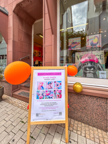 chaufenstergestaltung mit moderner Kunst: Farbenfrohe Tierporträts von Silke Timpe im Neo-Pop-Art-Stil mit urbanen Einflüssen ziehen die Blicke im Außenbereich auf sich.