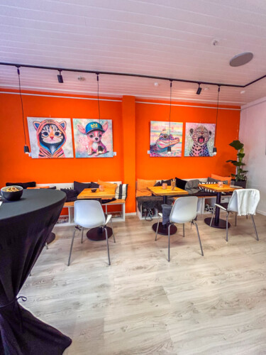 Inspiration für moderne Raumgestaltung mit Kunst: Ausdrucksstarke Tierporträts von Silke Timpe bringen fröhliche, positive Energie in einen lichtdurchfluteten Lounge- oder Eventbereich.